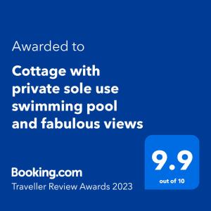 斯佩河畔格兰敦Amazing cottage with private indoor swim pool and hot tub的紫色屏幕手机的截图