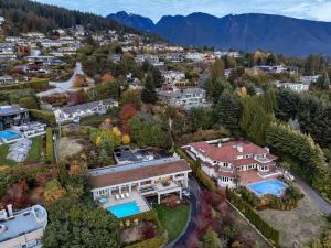 西温哥华The West Vancouver Getaway Estate - 5 Bedrooms的享有大房子空中美景,设有庭院