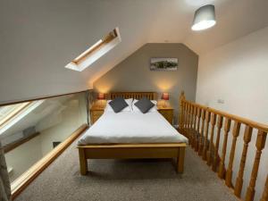 恩布尔顿恩布尔顿Spa酒店&公寓的一间带一张床的卧室,位于带楼梯的房间