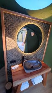 JuancesLuzada - Glamping Burbujas Galicia的一间带圆形镜子和水槽的浴室