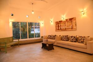 康提Everdew Kandy的客厅配有沙发和桌子