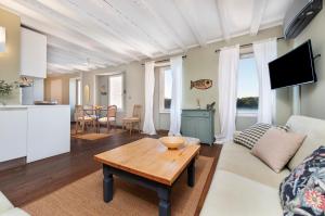 罗维尼Apartment Mediterraneo的客厅配有沙发和桌子