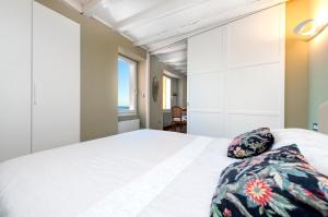 罗维尼Apartment Mediterraneo的卧室配有白色的床和枕头