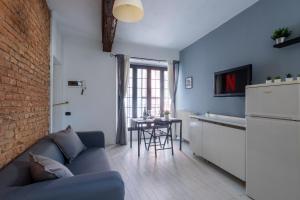 帕维亚CENTRO STORICO • Wi-Fi, Netflix e Terrazzo的客厅配有蓝色的沙发和桌子