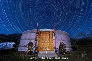 Casas del CastañarGlamping El Jardín De Las Delizias Valle Del Jerte的夜晚在星空下田野的蒙古包