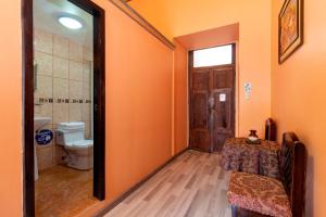 昆卡Hotel Majestic 1的橙色的浴室设有桌子和卫生间