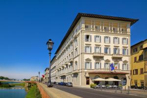 佛罗伦萨佛罗伦萨瑞吉酒店的街道边的白色大建筑