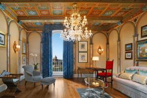 佛罗伦萨佛罗伦萨瑞吉酒店的客厅配有吊灯和沙发