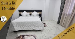 Le LidoHostel SA Bab Ezzouar的一间卧室配有带白色床单和枕头的床。