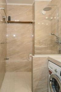 帕皮提Grand Large - Premium suite的浴室里设有玻璃门淋浴