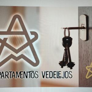 埃尔瓦Apartamentos Vedelejos的挂在墙上的有标志的相机