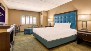 劳克林特罗皮康纳劳克林酒店的酒店客房设有一张大床和一台电视。