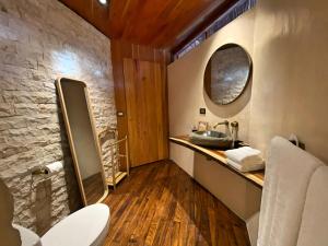 斯普希尔Casa Kaan Calakmul的一间带水槽和镜子的浴室