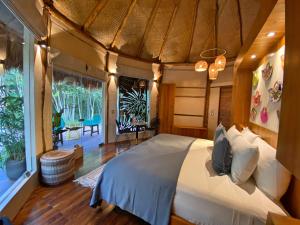 斯普希尔Casa Kaan Calakmul的一间卧室设有一张床和一个大窗户