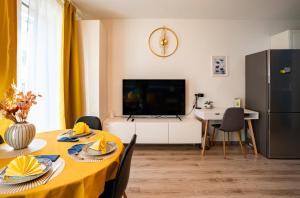 布达佩斯DN Blue Apartment的客厅配有一张带黄桌布的桌子