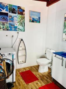 拉拉古纳Atico de la Pardela的一间带卫生间和洗衣机的浴室