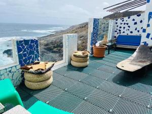 拉拉古纳Atico de la Pardela的阳台配有椅子,享有海景。