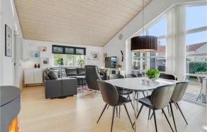 布罗艾厄Amazing Home In Broager With House Sea View的用餐室以及带桌椅的起居室。