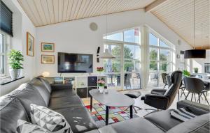 布罗艾厄Amazing Home In Broager With House Sea View的客厅配有沙发和桌子