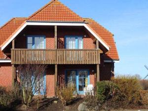 Lemkenhafen auf FehmarnHoliday resort Lemkenhafen, Fehmarn-Lemkenhafen的大型房屋设有带甲板的阳台