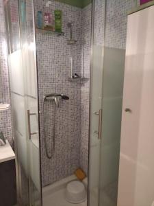 圣拉斐尔Super-cute colourful, cozy flat的带淋浴和卫生间的浴室。
