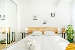 克卢什Two bedroom apartment close to train station by Lisbon with Sintra的白色卧室配有一张大床和镜子