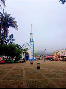 TrujilloJARDIN CAFETERO的镇里一座教堂,教堂里有一个钟楼