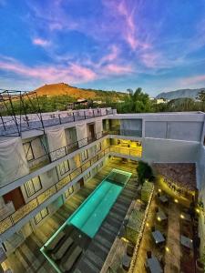 科隆Zenvea Hotel的享有带游泳池的大楼的顶部景致