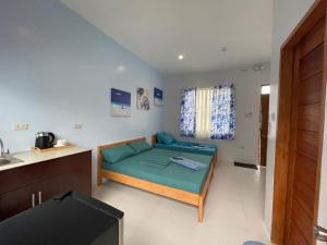 BingagBlue Summer Suites的小房间设有床和厨房