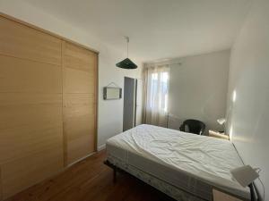 卡布勒通Maison Capbreton, 3 pièces, 4 personnes - FR-1-413-116的一间卧室配有一张床和一个木制衣柜