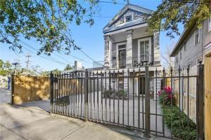 新奥尔良Historic Cottage 3 mins to the French Qtr. Sleeps 12的房屋前的大门