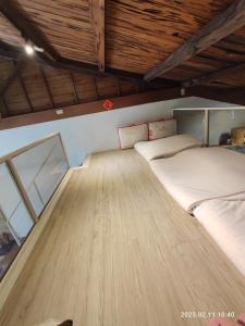 花莲市陋室铭的木地板客房的一张床位