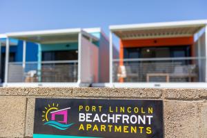 林肯港Port Lincoln Beachfront Apartments的建筑物前墙上的标志