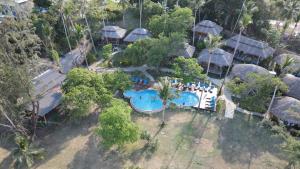 瑶亚岛Better View Koh Yao Yai的享有带游泳池的度假村的空中景致