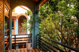 宁平Văn Lâm Villa的阳台,有拱门和树木