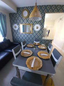 卢西Summer Breeze Villa的一间配备有蓝色桌子和椅子的用餐室