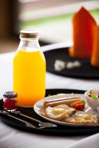 罗纳瓦拉Resort Amanzi的一小盘食物和一瓶橙汁