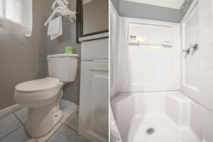 EdnaTexana Inn Edna By OYO的白色的浴室设有卫生间和淋浴。