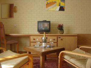 MartelangeHôtel Restaurant N 4的客厅配有桌子和电视