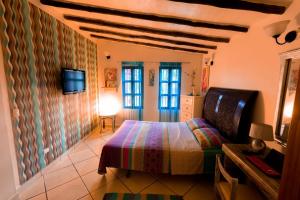 ParaguachiVilla Cococaribic Isla Margarita Venezuela的一间卧室配有一张床,墙上配有电视