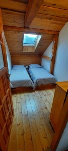什特尔巴Podkrovie v zeleni - privat的一间小卧室,阁楼上配有一张床
