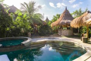 金巴兰Le Yanandra Bali Resort的灵气度假村内的游泳池