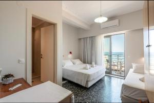 干尼亚弗里尼酒店 的一间带两张床的卧室,享有海景