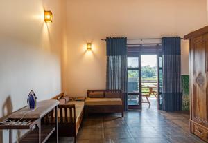 MalabeYamu Lanka Inn的客厅配有沙发和桌子