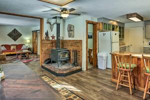 拉派恩Private La Pine Cabin Rental 30 Mi to Bend!的客厅设有砖砌壁炉和炉灶。