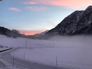 施特格Alpin 1100的一条雪覆盖着山丘的道路