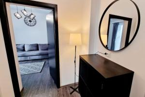 皮特什蒂Belle Apartments - Republicii的带沙发的客房内的镜子和梳妆台