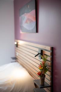 沃勒维克L'Orée des Sources的卧室配有一张挂在墙上的植物床