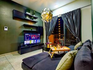 吉隆坡Petalz Luxury Suite 10Pax MID VALLEY OLD KLANG ROAD OUG KLANG LAMA KL的带沙发和电视的客厅