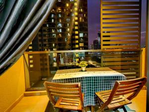 吉隆坡Petalz Luxury Suite 10Pax MID VALLEY OLD KLANG ROAD OUG KLANG LAMA KL的市景阳台配有桌椅